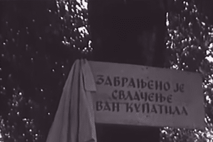 Plažama predaka – od prve žene koja se kupala sa muškarcima do mladića sa provokativnog panoa 1