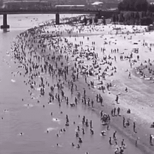 Plažama predaka – od prve žene koja se kupala sa muškarcima do mladića sa provokativnog panoa