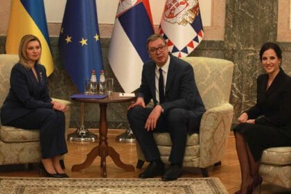 Od brata Sija do sestre Olene Letargija izborne kampanje i spektakl spoljne politike