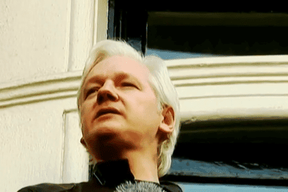 Asanž napustio Veliku Britaniju Skopljen dogovor sa sudom, priznaće krivicu po jednoj tački optužnice