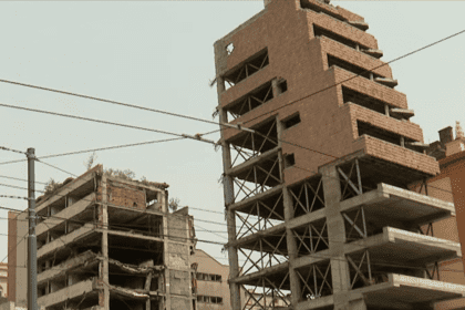 Šta Vesić priča o zgradi Generalštaba, a šta se u stvari desilo