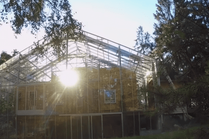 Napravili kuću unutar staklenika I usred zime, bez grejanja, u njoj temperatura 20 stepeni