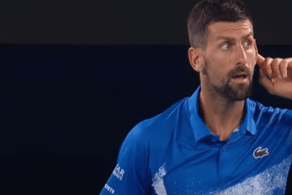 Novak Đoković napisao Za Sonju na kameri markerom nakon pobede protiv Mahača