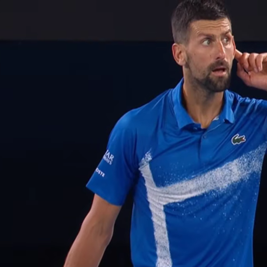 Novak Đoković napisao Za Sonju na kameri markerom nakon pobede protiv Mahača