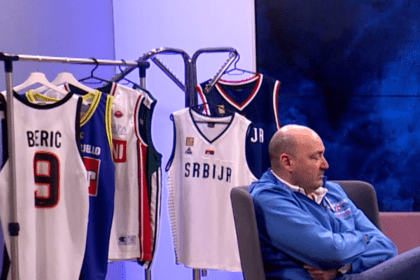 Mića Berić na ivici suza Sve svoje dresove dajem na aukciju za pomoć prosvetarima