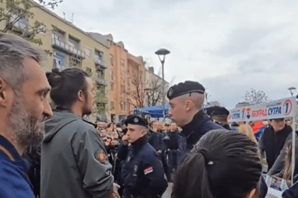 Napetosti na Zvezdari i Vračaru SNS aktivisti ponovo sa štandovima, građani izražavaju nezadovoljstvo