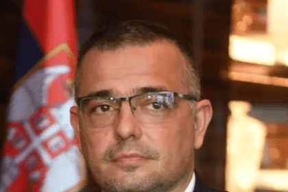 Protest u Sremskoj Mitrovici, upljuvan gradonačelnik Branislav Nedimović