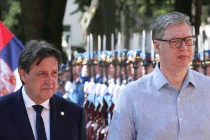 Vučić predstavlja strahovito ubojitu Vojsku Srbije, a Zdravko Ponoš mu poručuje da je neznalica