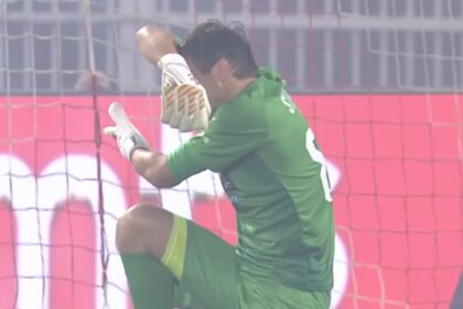Golman Vladimir Stojković kao meta topovskih udara navijača Crvene zvezde