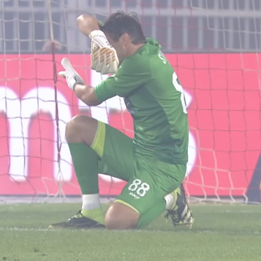 Golman Vladimir Stojković kao meta topovskih udara navijača Crvene zvezde