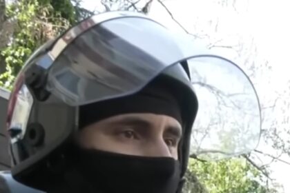 Policija u Srbiji nosi maske dok bije građane