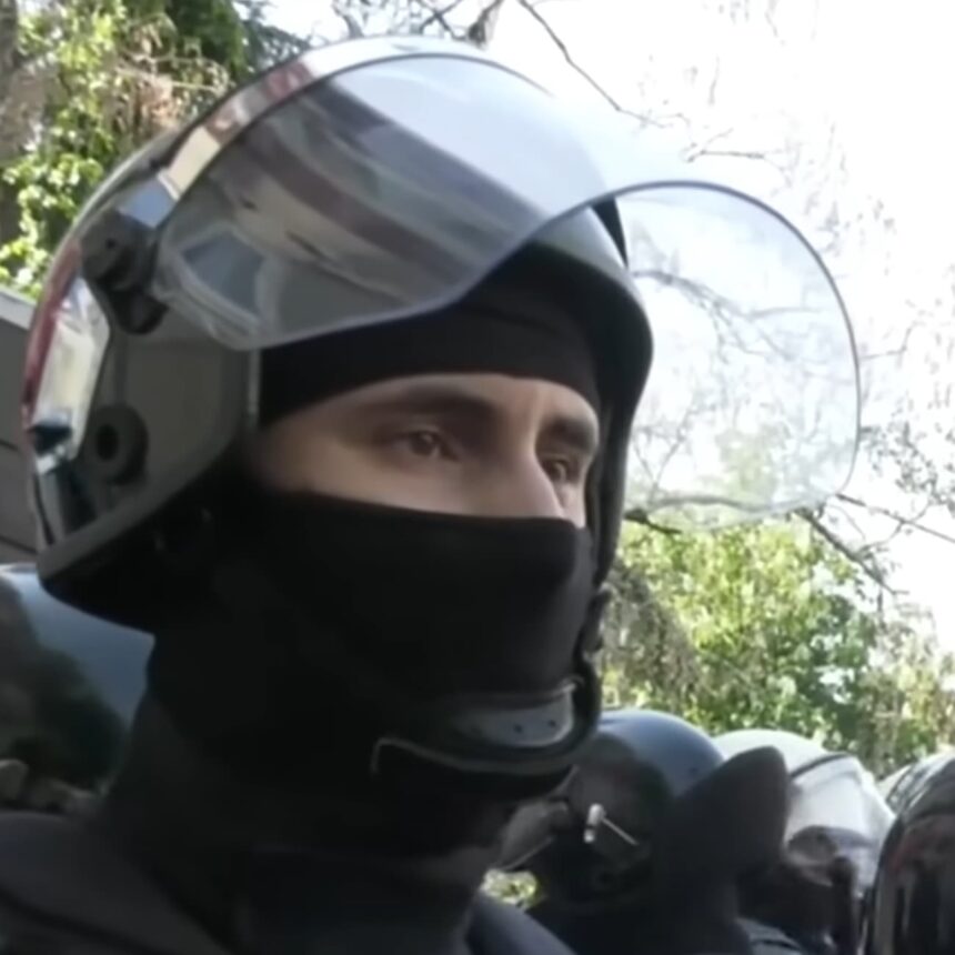 Policija u Srbiji nosi maske dok bije građane